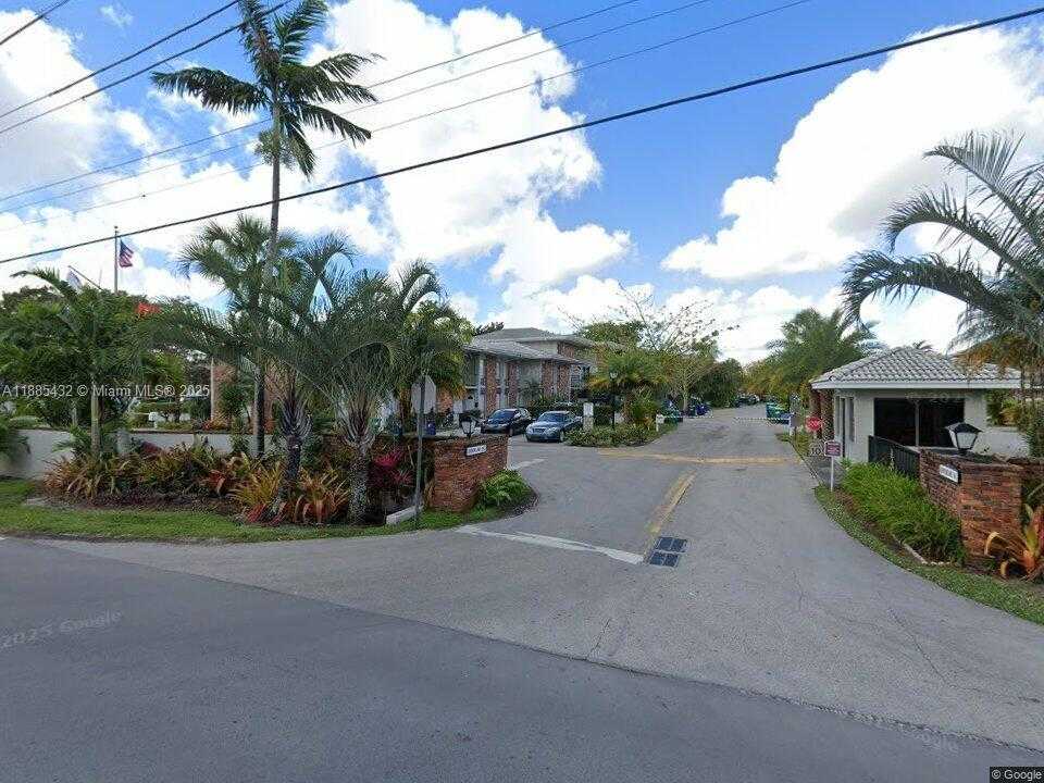 Small Image of 6782 BROOKLINE DR, Hialeah Number 2