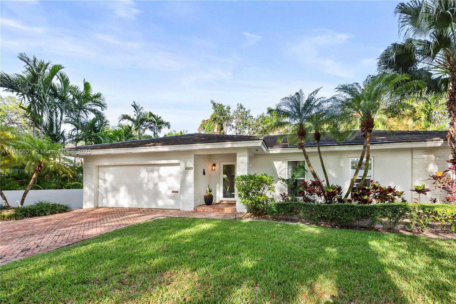 Small Image of 6809 MENTONE ST, Coral Gables Number 2