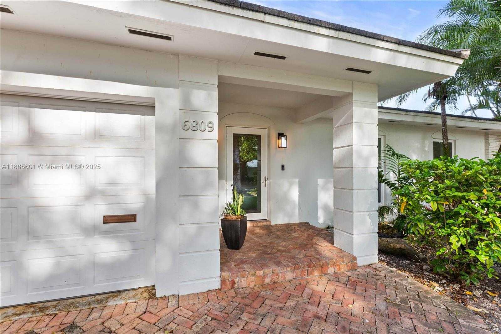 Small Image of 6809 MENTONE ST, Coral Gables Number 3