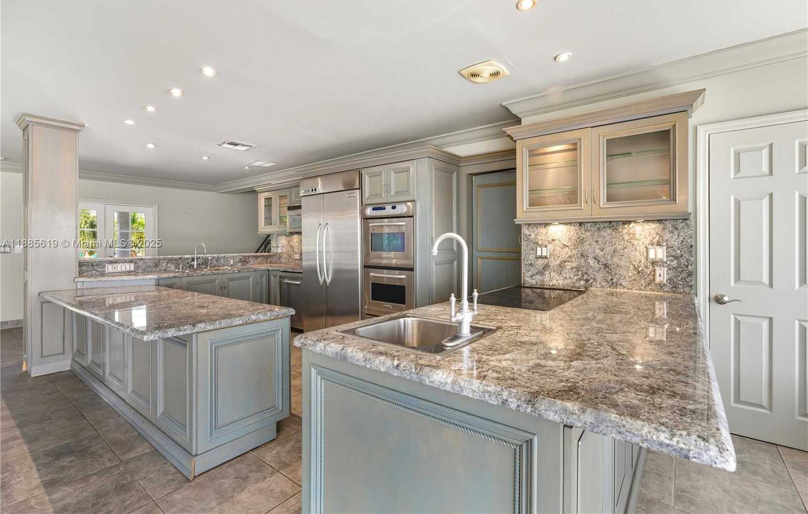 Small Image of 10875 NORTH BAYSHORE DR, Miami Number 12