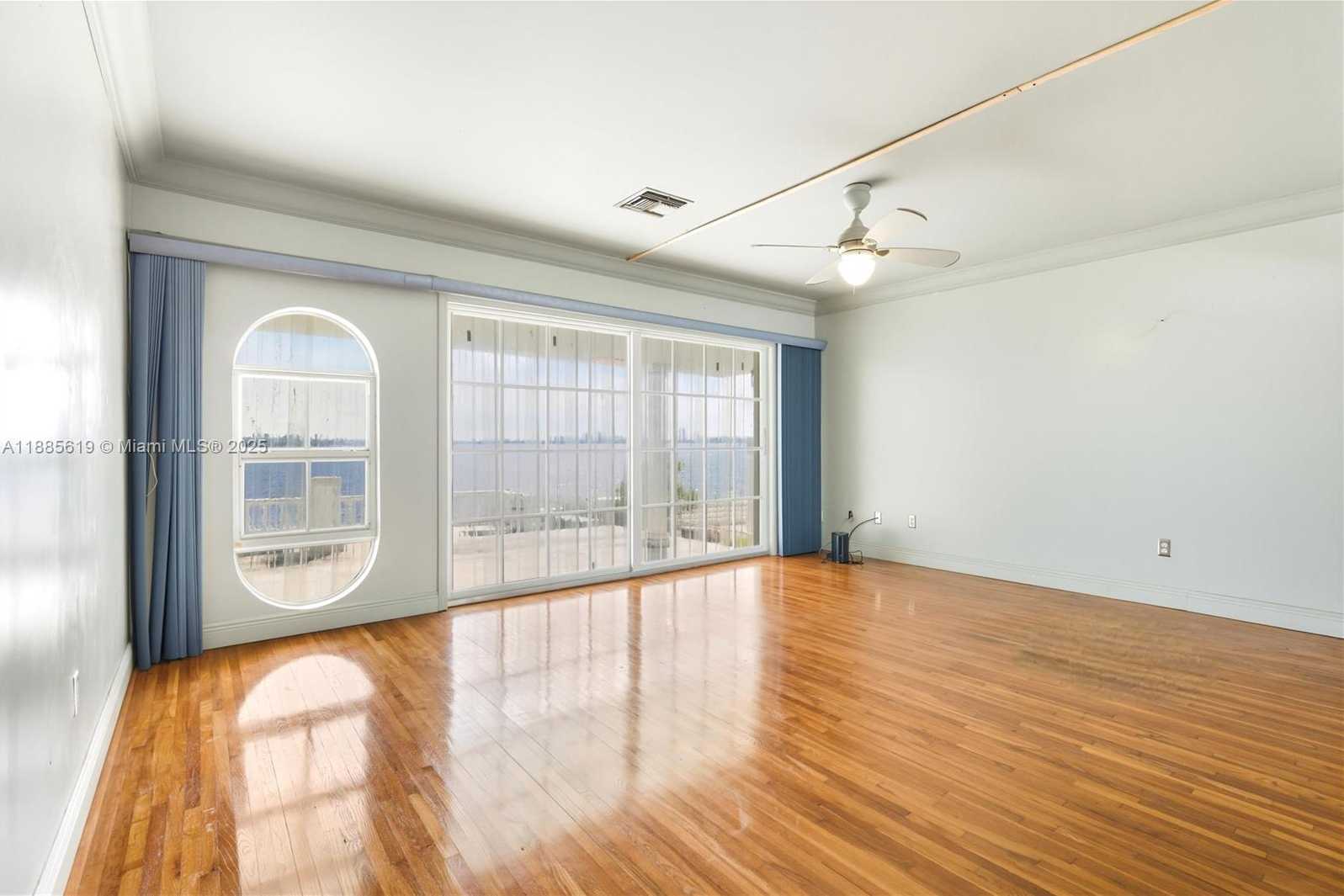 Small Image of 10875 NORTH BAYSHORE DR, Miami Number 14