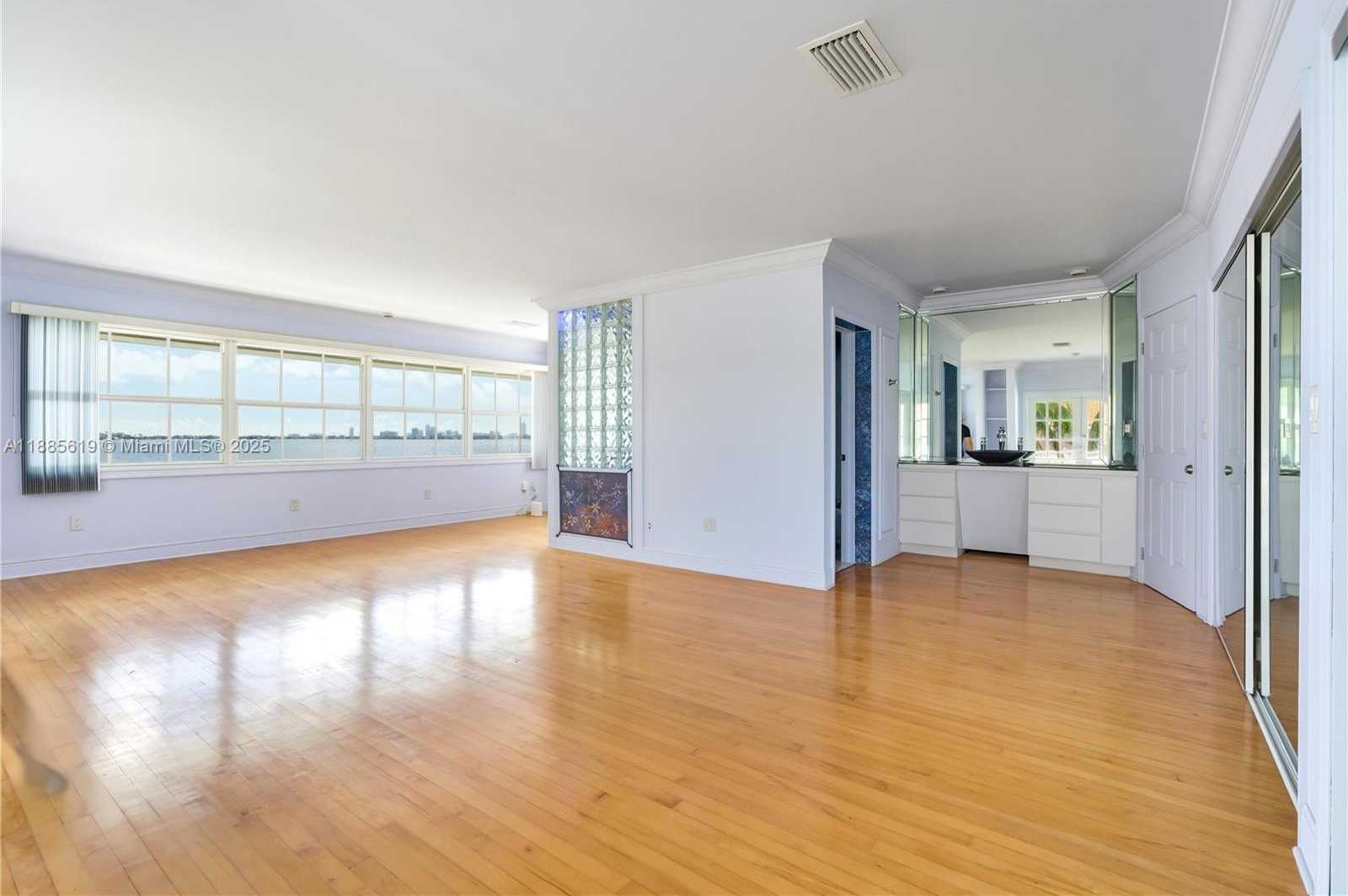 Small Image of 10875 NORTH BAYSHORE DR, Miami Number 15