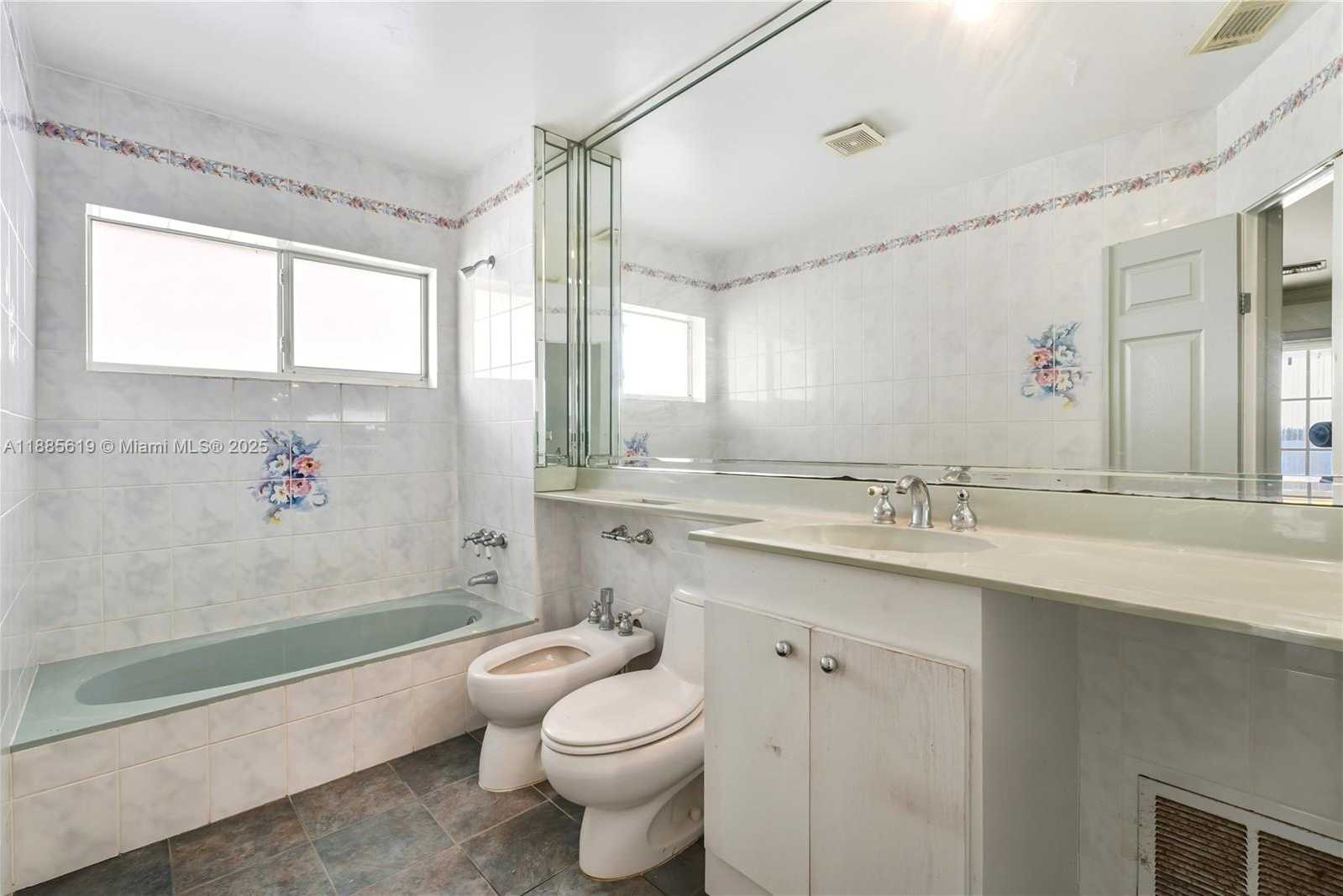 Small Image of 10875 NORTH BAYSHORE DR, Miami Number 21