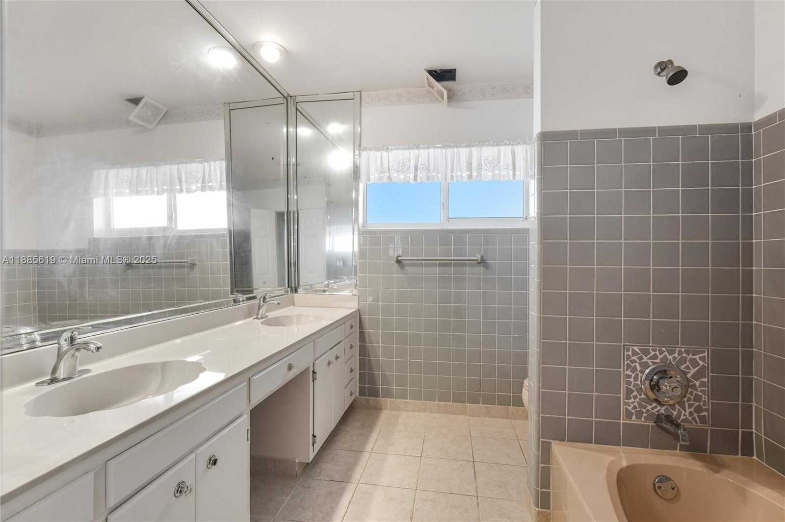 Small Image of 10875 NORTH BAYSHORE DR, Miami Number 22