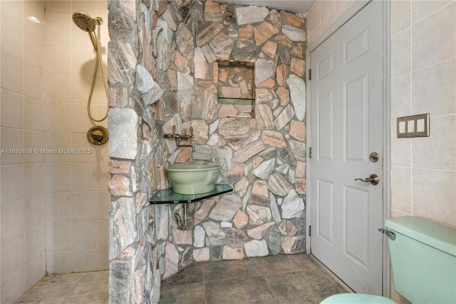 Small Image of 10875 NORTH BAYSHORE DR, Miami Number 25