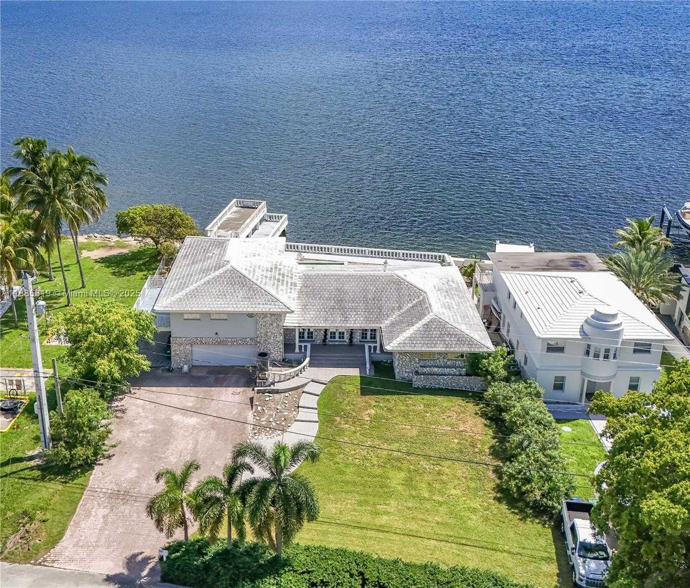 Small Image of 10875 NORTH BAYSHORE DR, Miami Number 4
