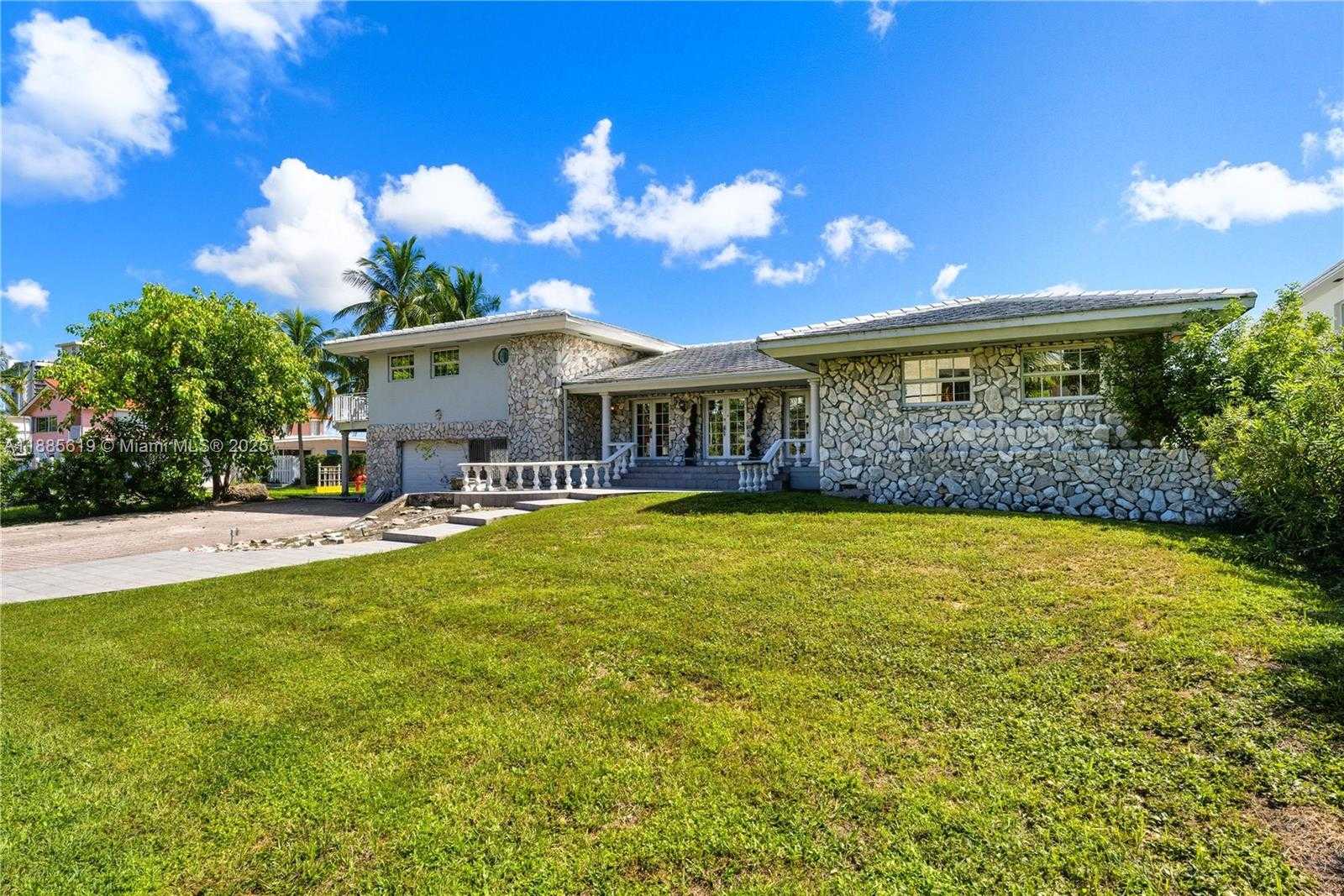 Small Image of 10875 NORTH BAYSHORE DR, Miami Number 5