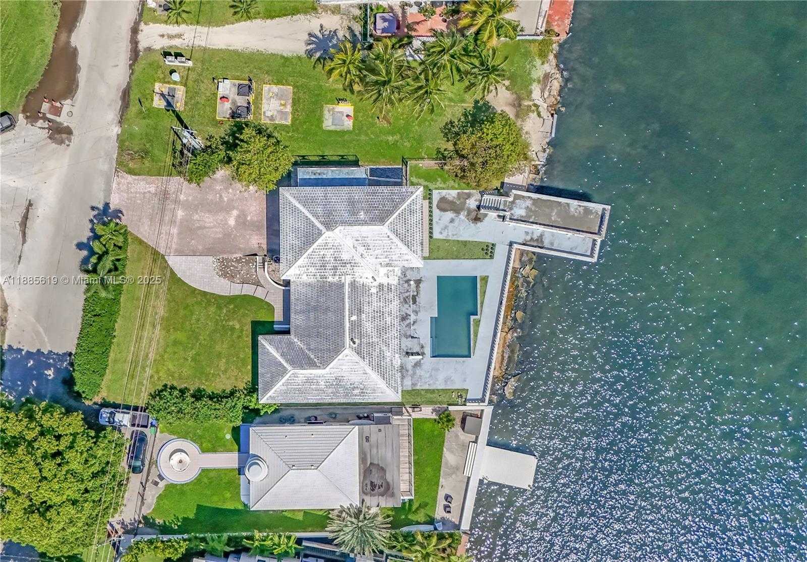 Small Image of 10875 NORTH BAYSHORE DR, Miami Number 9
