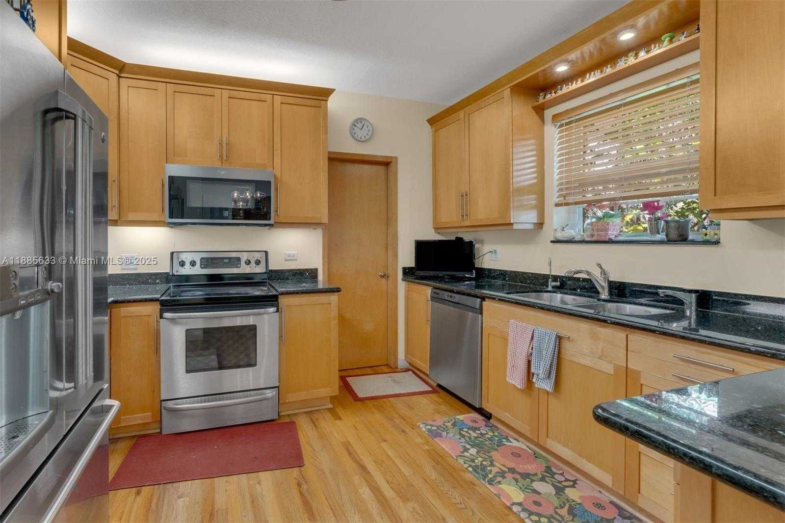 Small Image of 2443 NORTH MERIDIAN AVE, Miami Beach Number 9