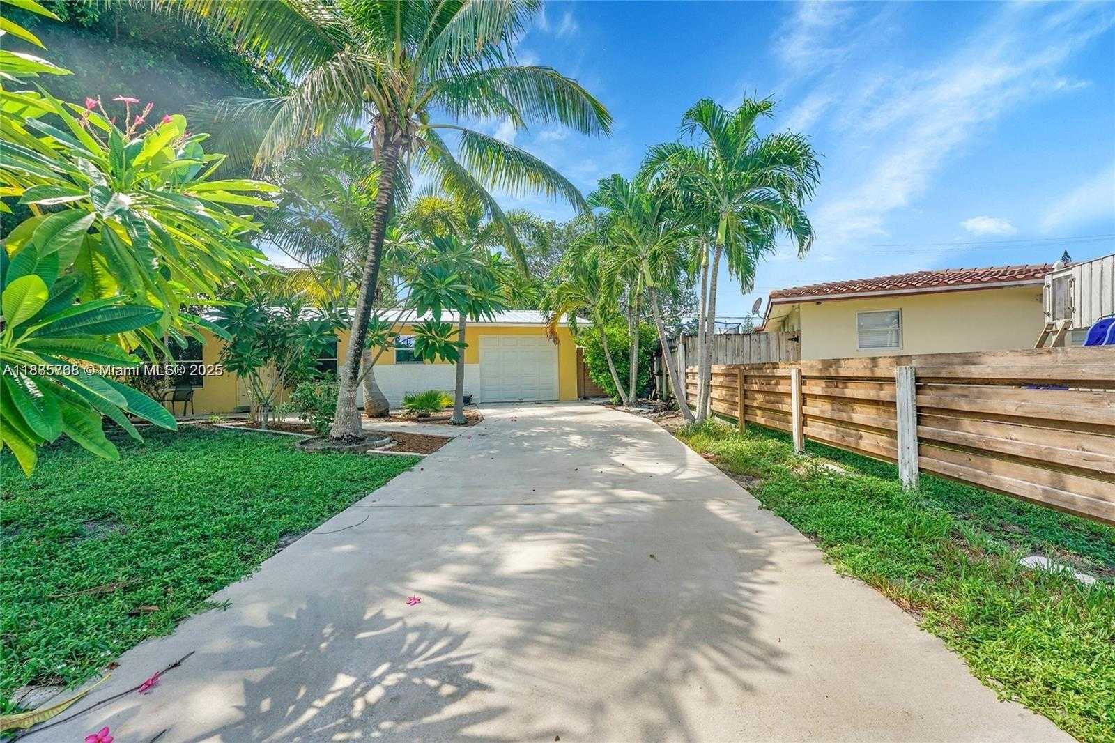 Small Image of 740 NORTH EAST 50TH CT, Deerfield Beach Number 2