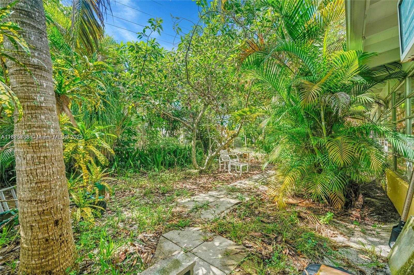 Small Image of 740 NORTH EAST 50TH CT, Deerfield Beach Number 4