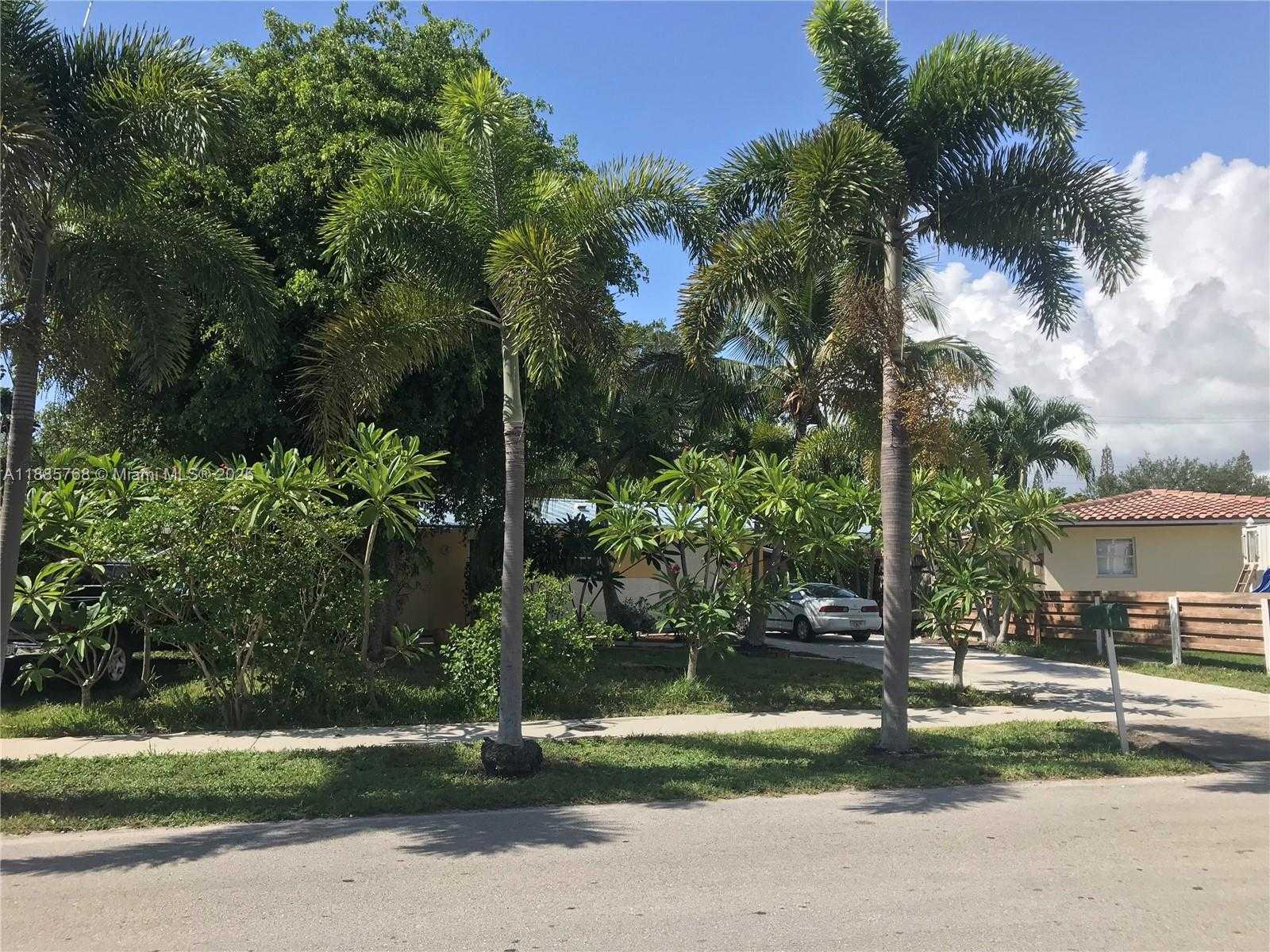 Small Image of 740 NORTH EAST 50TH CT, Deerfield Beach Number 5