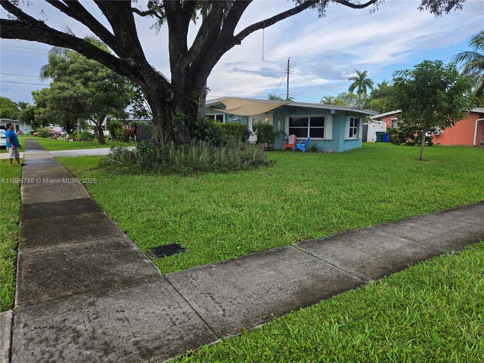 Small Image of 6129 ROYAL PALM BLVD, Margate Number 11