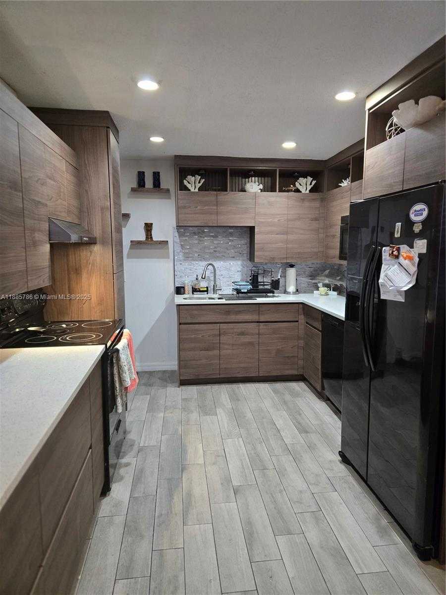 Small Image of 6129 ROYAL PALM BLVD, Margate Number 27