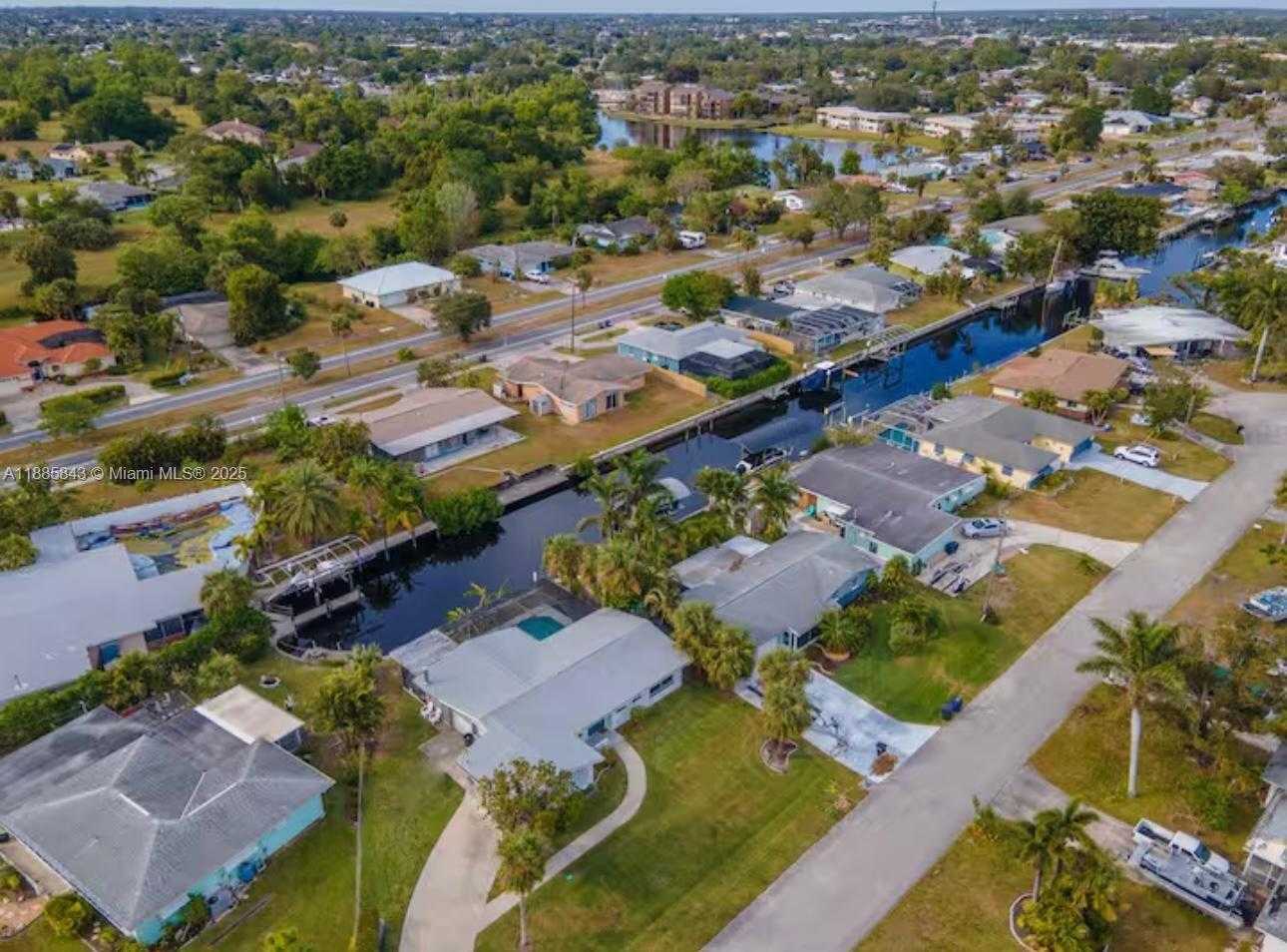 Small Image of 4311 S ATLANTIC CIR, Cape Coral Number 37