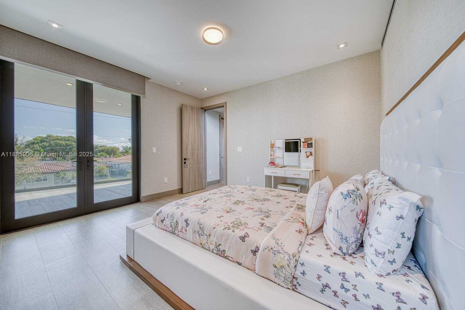 Small Image of 7520 WEST TREASURE DR, North Bay Village Number 16