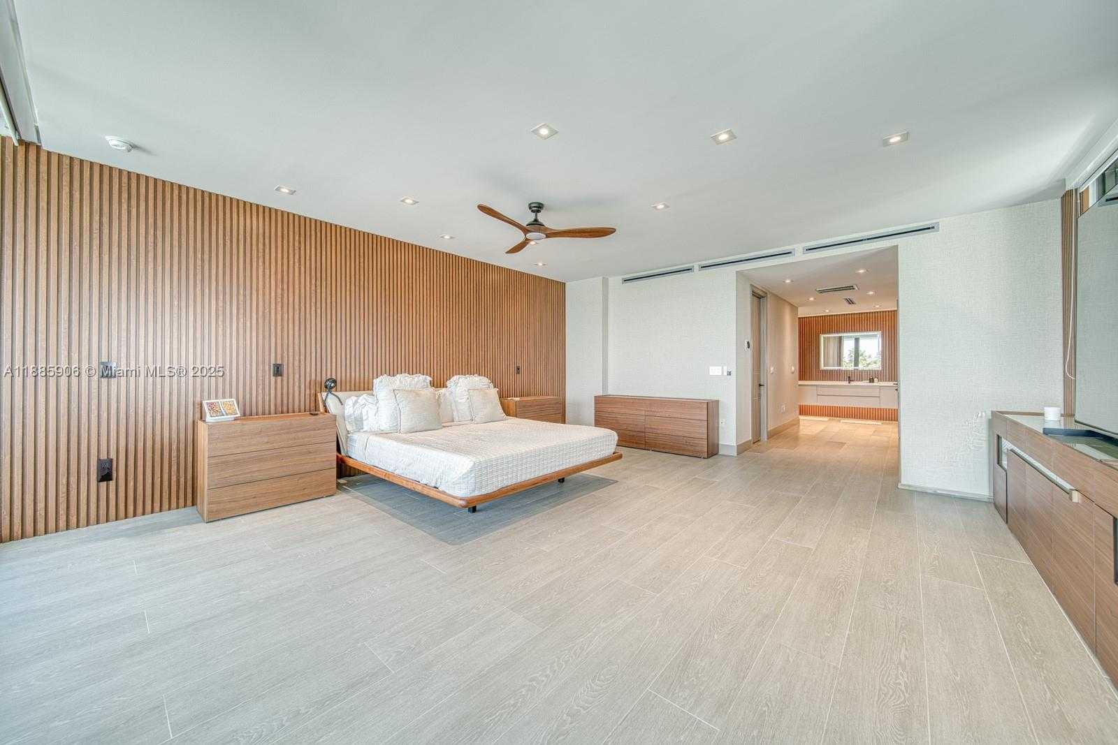 Small Image of 7520 WEST TREASURE DR, North Bay Village Number 31