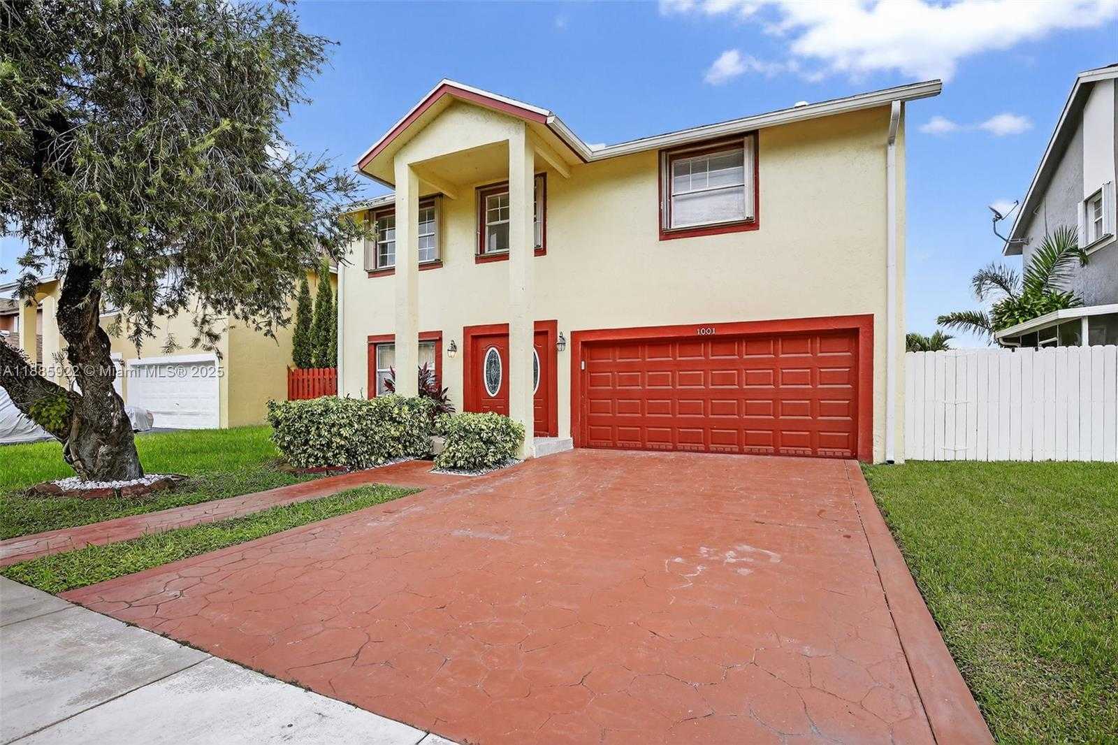 Small Image of 1001 SOUTH WEST 100TH TER, Pembroke Pines Number 2