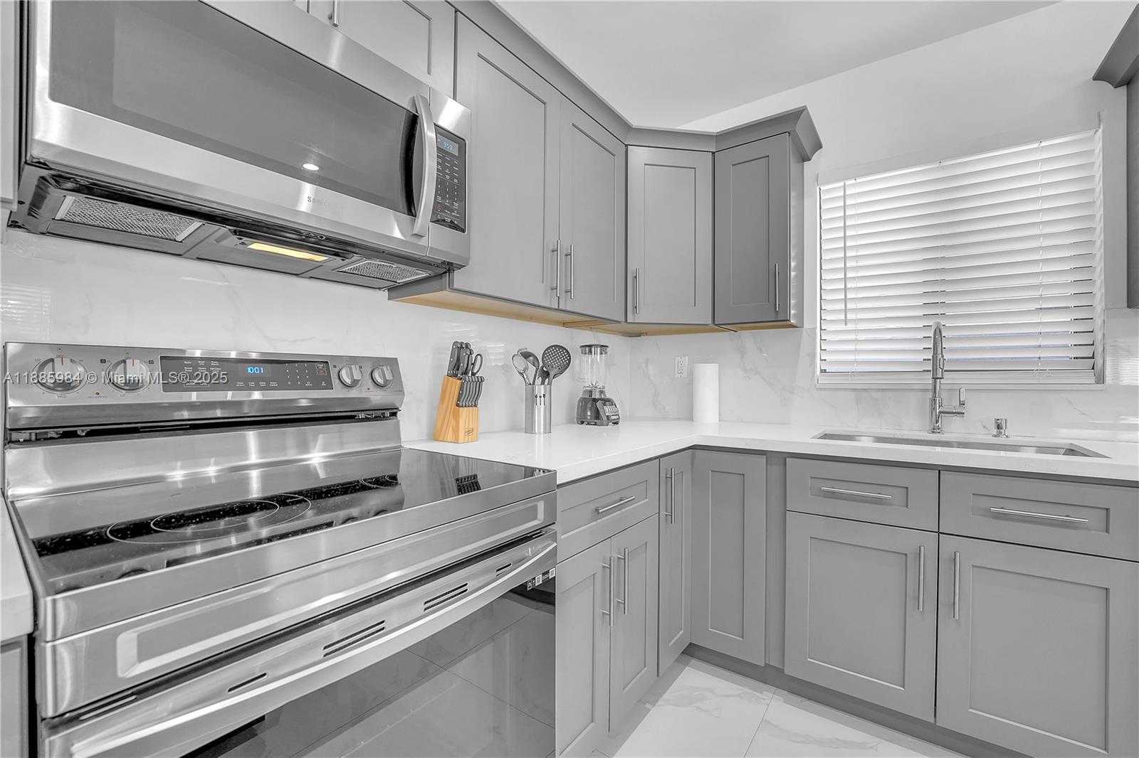 Small Image of 2221 CHARLESTON ST, Hollywood Number 12