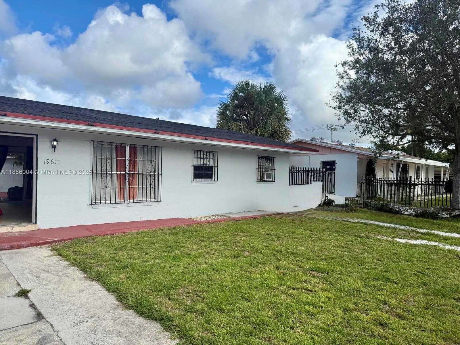 Small Image of 19611 NORTH WEST 47TH AVE, Miami Gardens Number 2