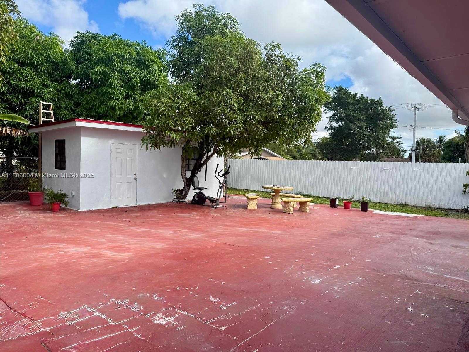 Small Image of 19611 NORTH WEST 47TH AVE, Miami Gardens Number 21