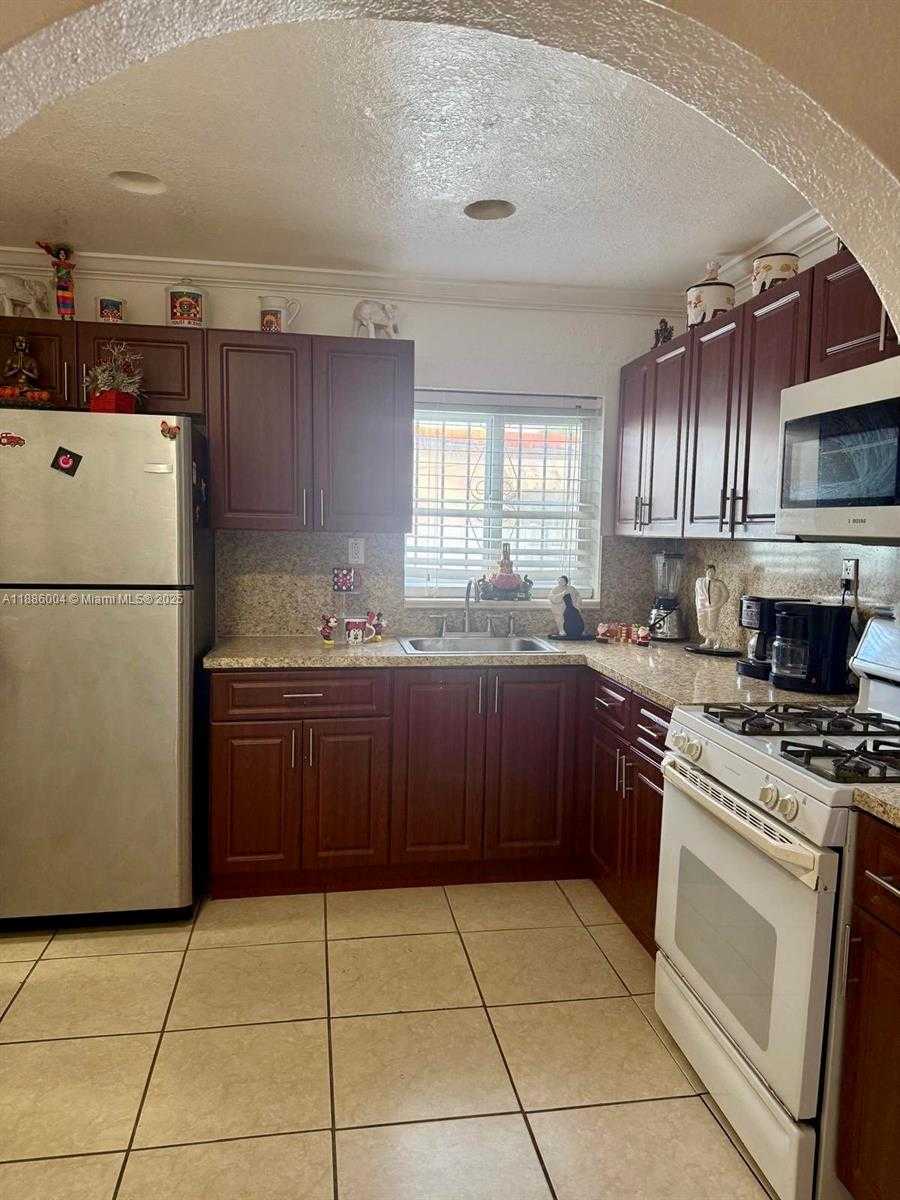 Small Image of 19611 NORTH WEST 47TH AVE, Miami Gardens Number 5