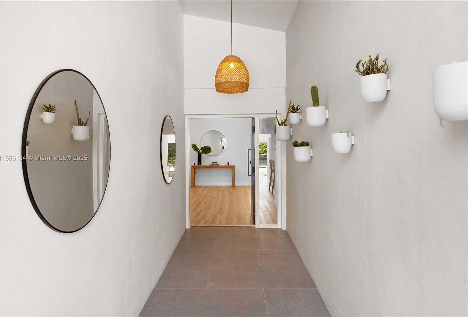 Small Image of 410 SOUTH SHORE DR, Miami Beach Number 2