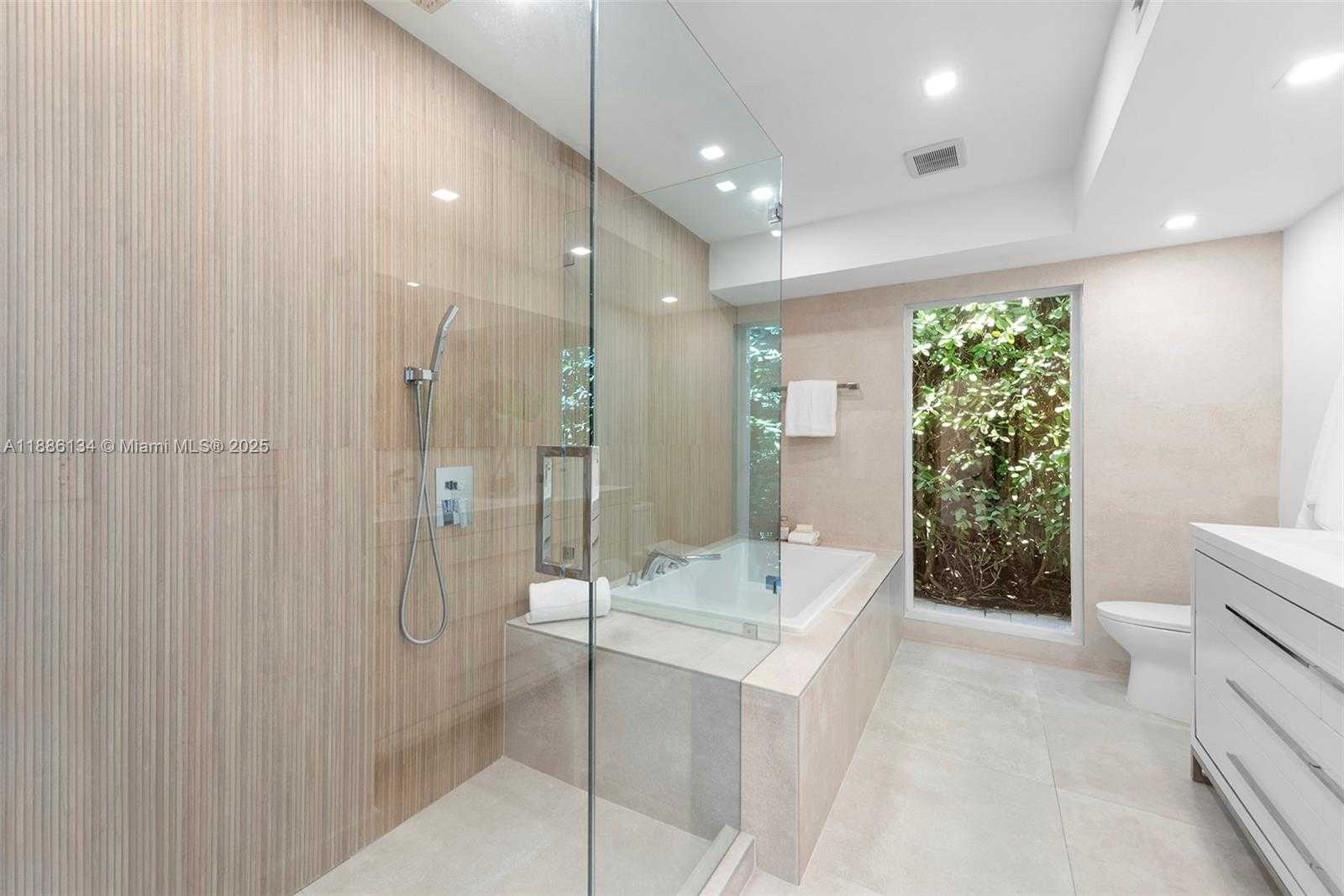 Small Image of 410 SOUTH SHORE DR, Miami Beach Number 33