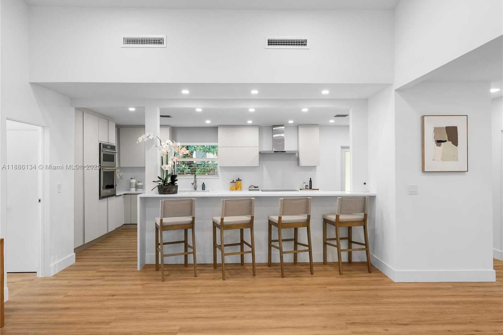 Small Image of 410 SOUTH SHORE DR, Miami Beach Number 4