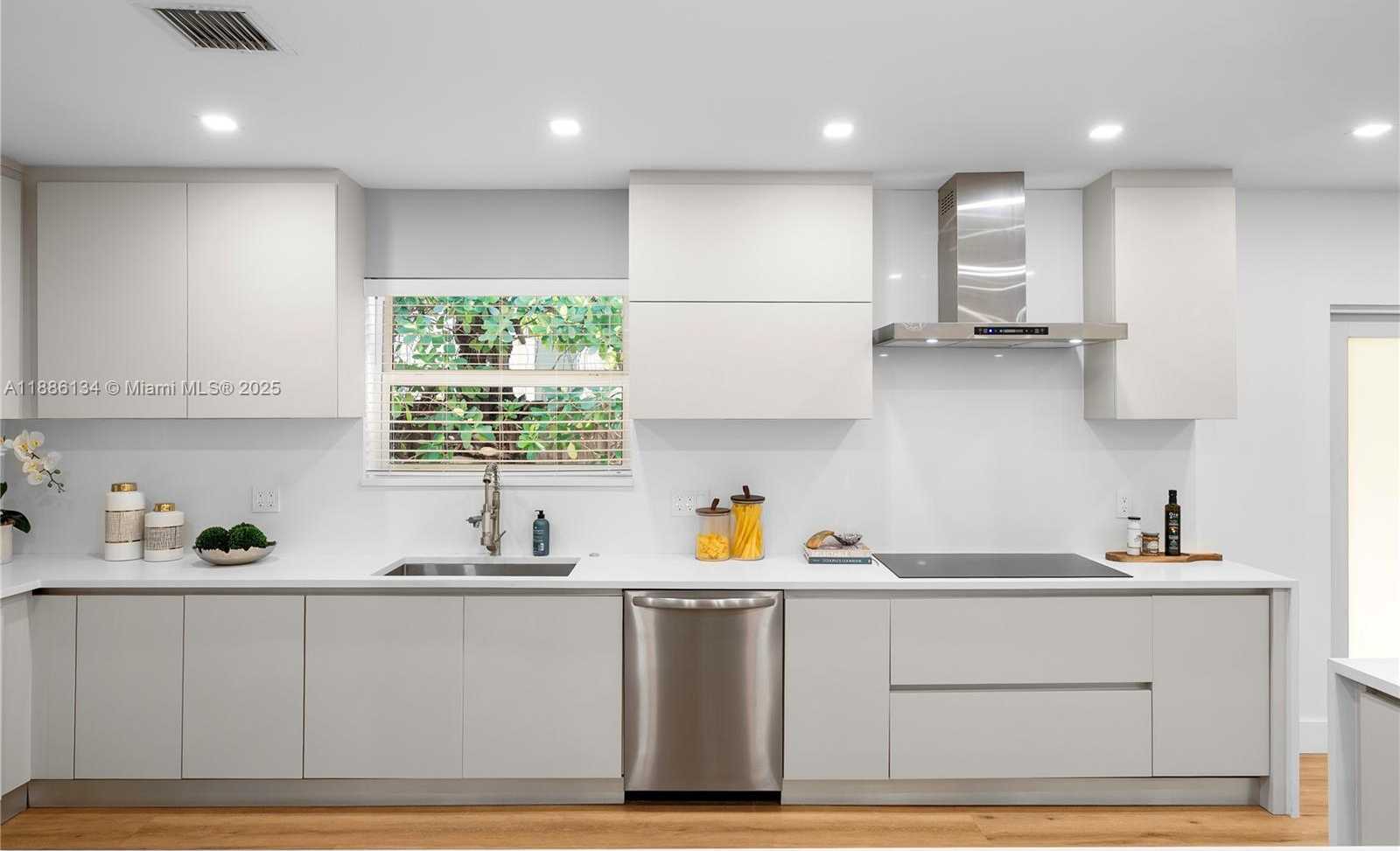 Small Image of 410 SOUTH SHORE DR, Miami Beach Number 6