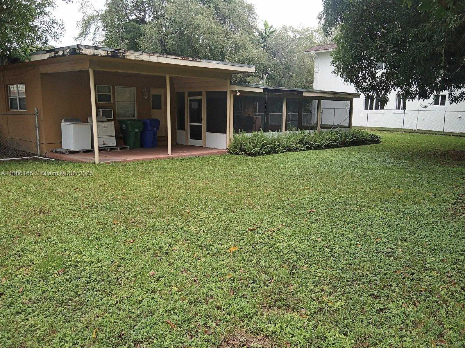 Small Image of 3256 DAY AVE, Miami Number 3
