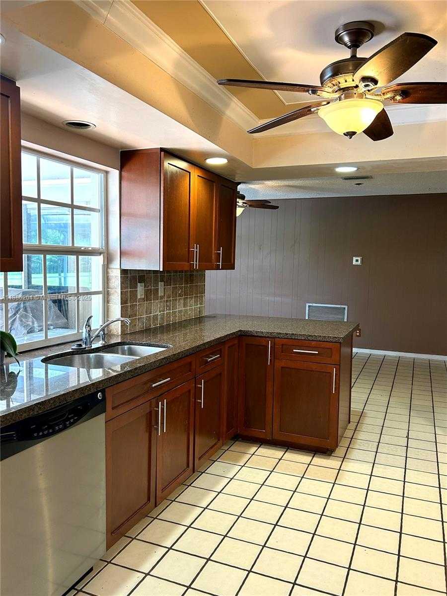 Small Image of 6520 SOUTH WEST 20TH ST, Plantation Number 16