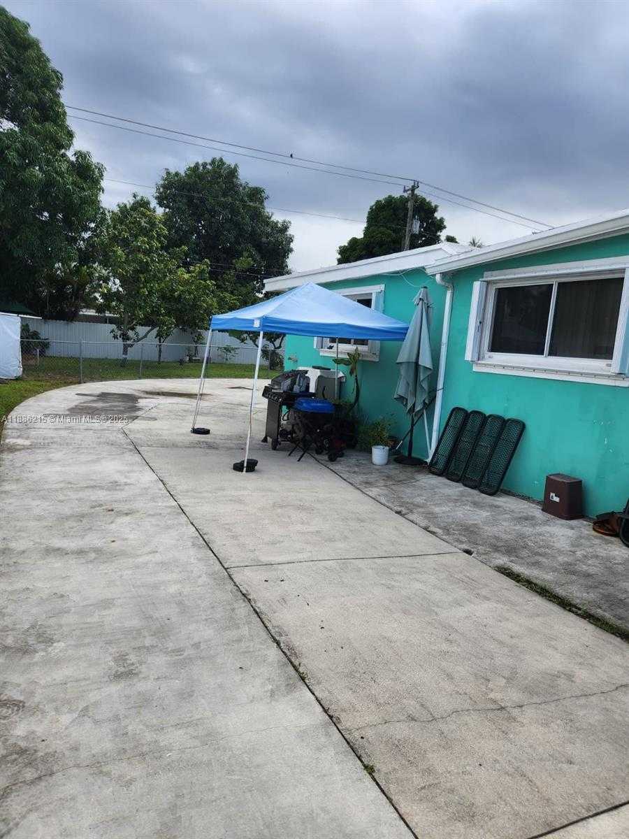 Small Image of 614 EAST 56TH ST, Hialeah Number 71
