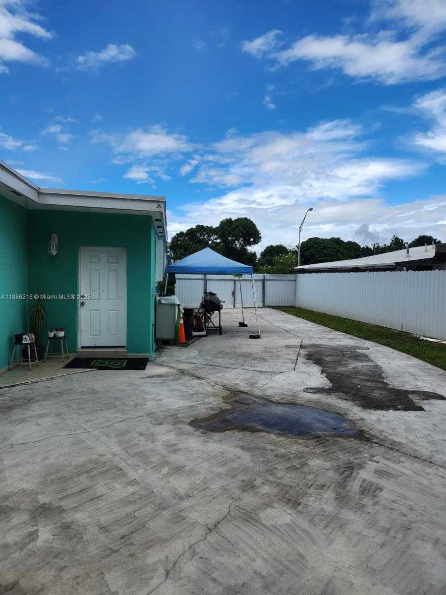 Small Image of 614 EAST 56TH ST, Hialeah Number 72