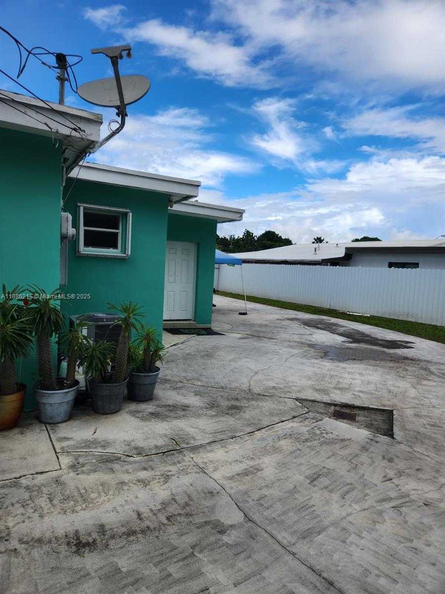 Small Image of 614 EAST 56TH ST, Hialeah Number 75