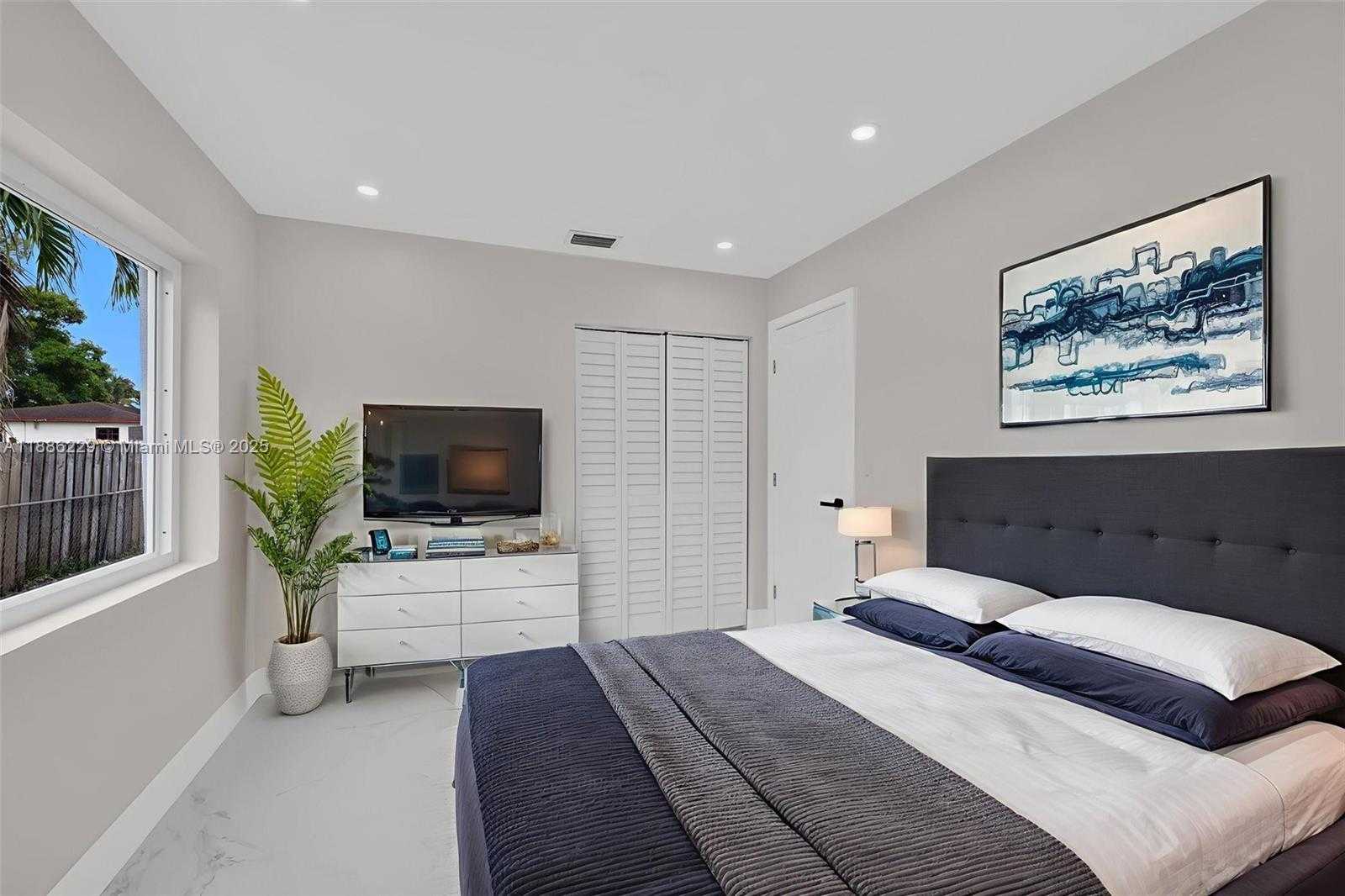 Small Image of 10321 NORTH WEST 32ND PL, Miami Number 24