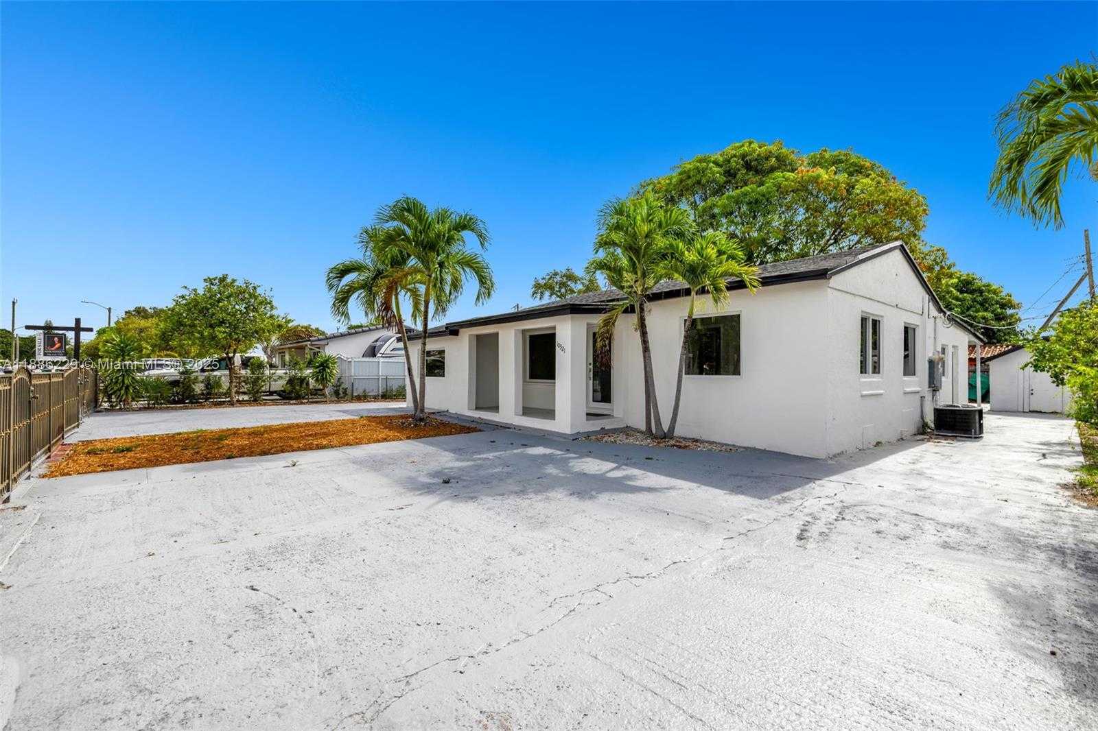 Small Image of 10321 NORTH WEST 32ND PL, Miami Number 3