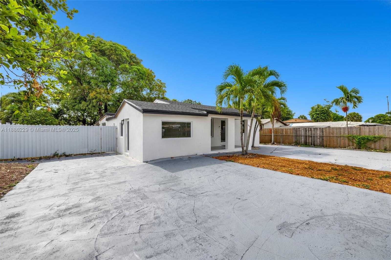 Small Image of 10321 NORTH WEST 32ND PL, Miami Number 4