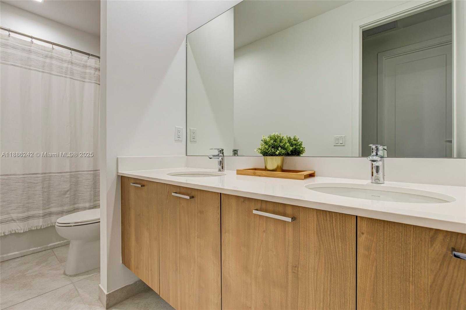 Small Image of 4437 NORTH WEST 80TH CT, Doral Number 12