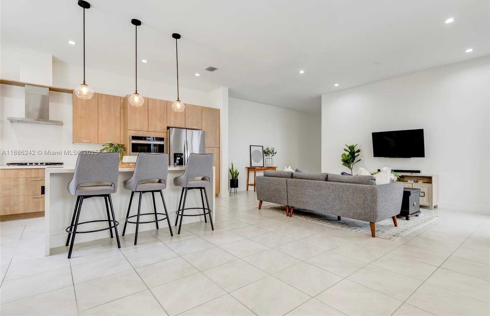 Small Image of 4437 NORTH WEST 80TH CT, Doral Number 3