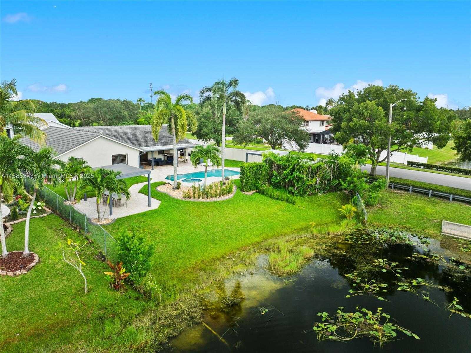 Small Image of 6411 OLDE MOAT WAY, Davie Number 25