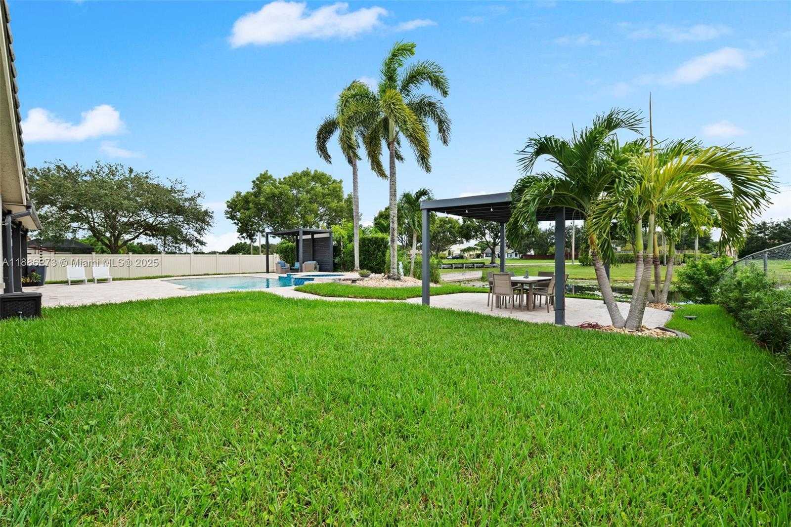 Small Image of 6411 OLDE MOAT WAY, Davie Number 27