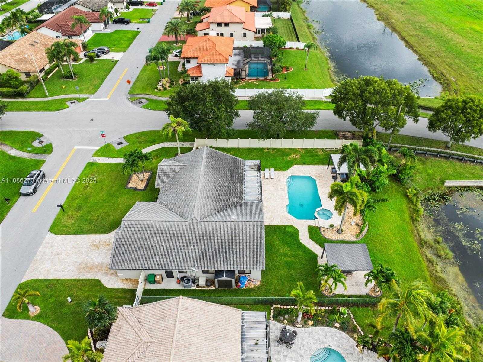 Small Image of 6411 OLDE MOAT WAY, Davie Number 28