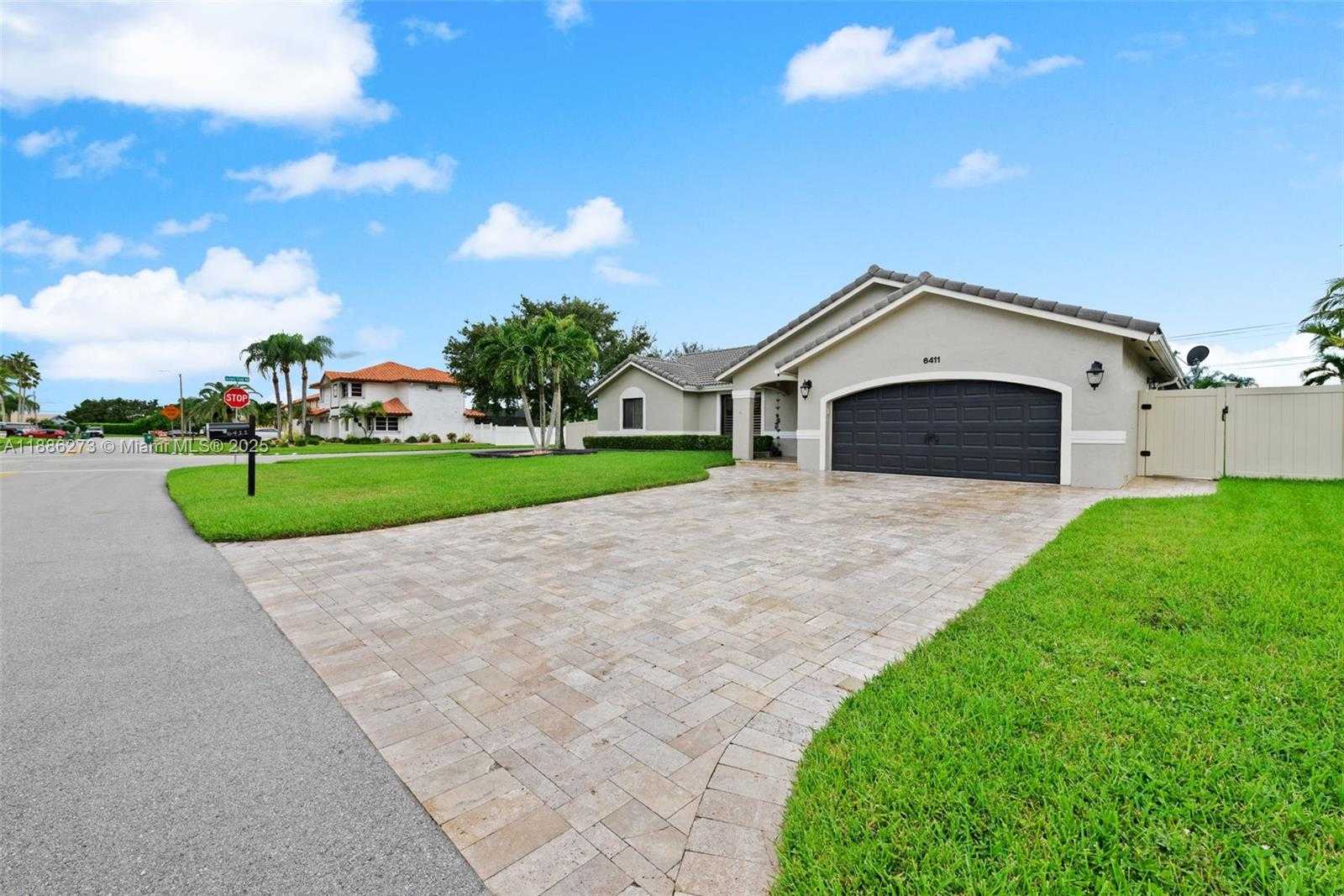 Small Image of 6411 OLDE MOAT WAY, Davie Number 29