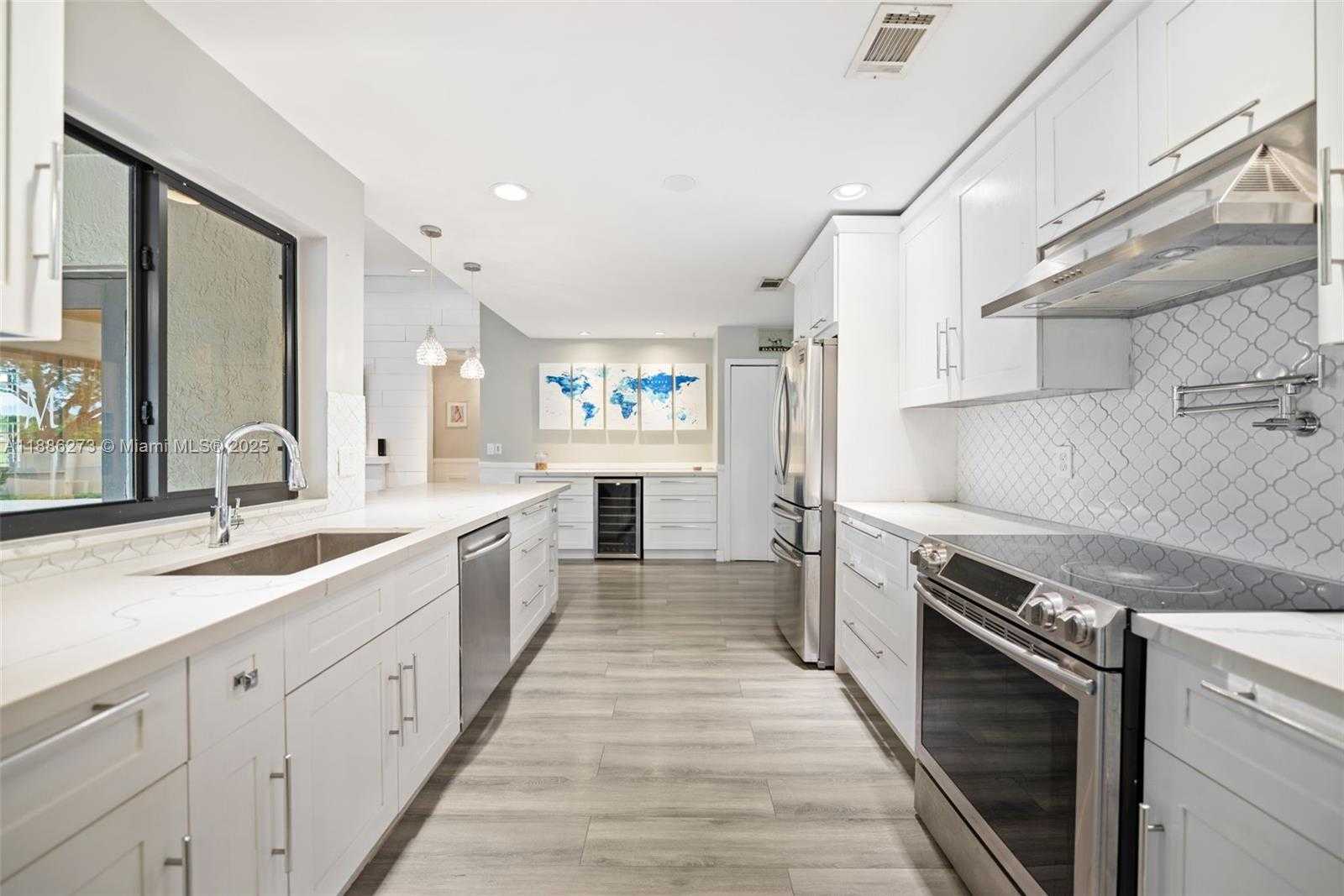 Small Image of 6411 OLDE MOAT WAY, Davie Number 3