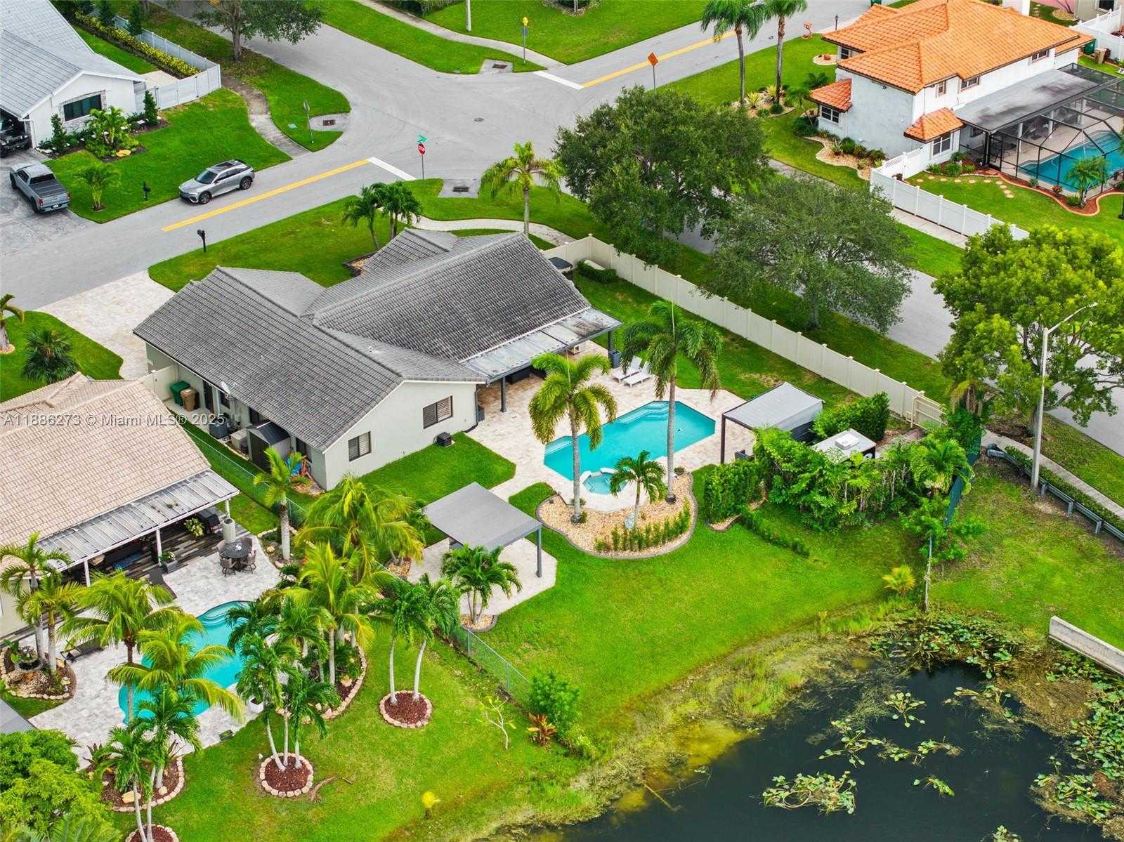 Small Image of 6411 OLDE MOAT WAY, Davie Number 31