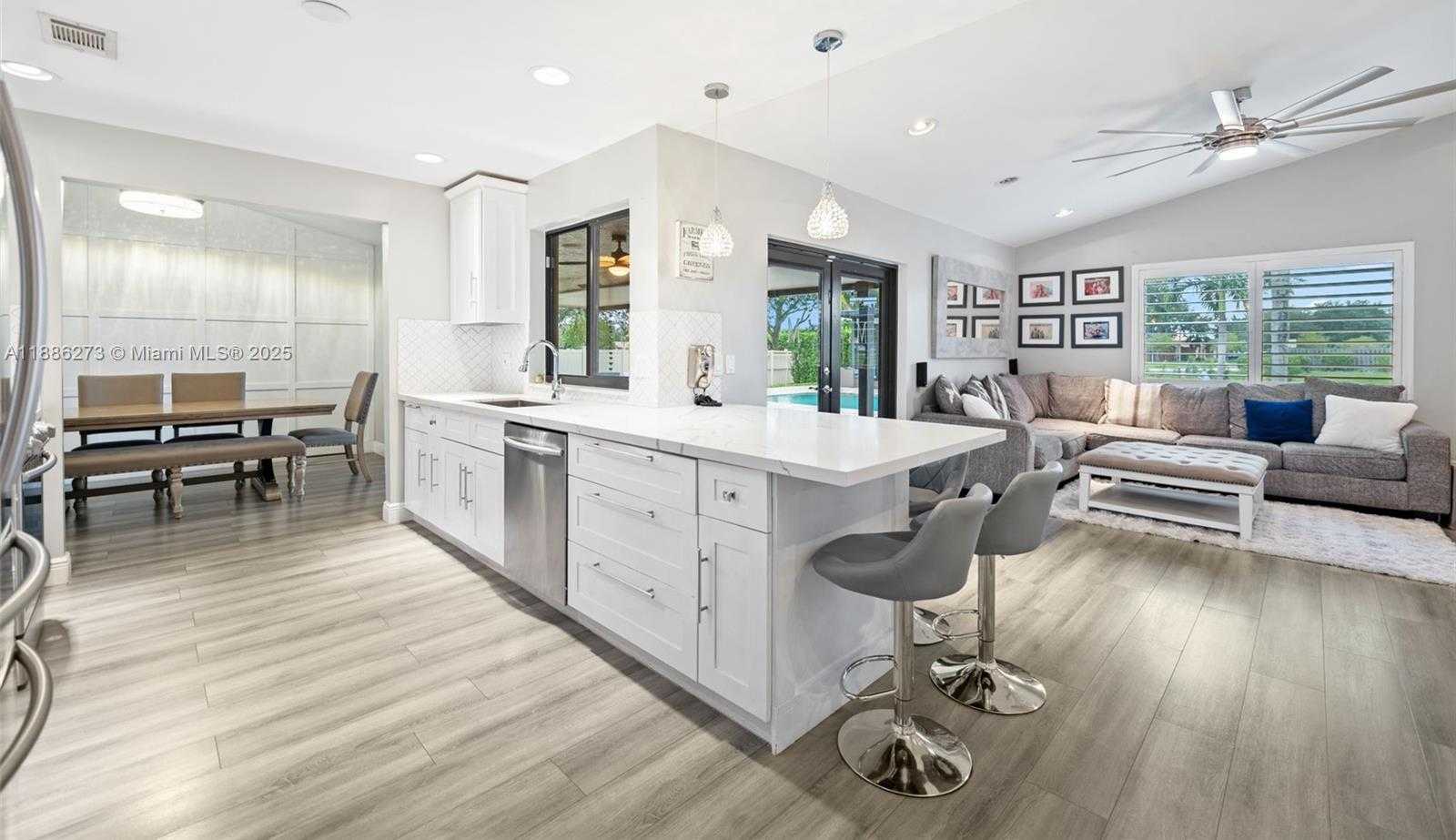 Small Image of 6411 OLDE MOAT WAY, Davie Number 8