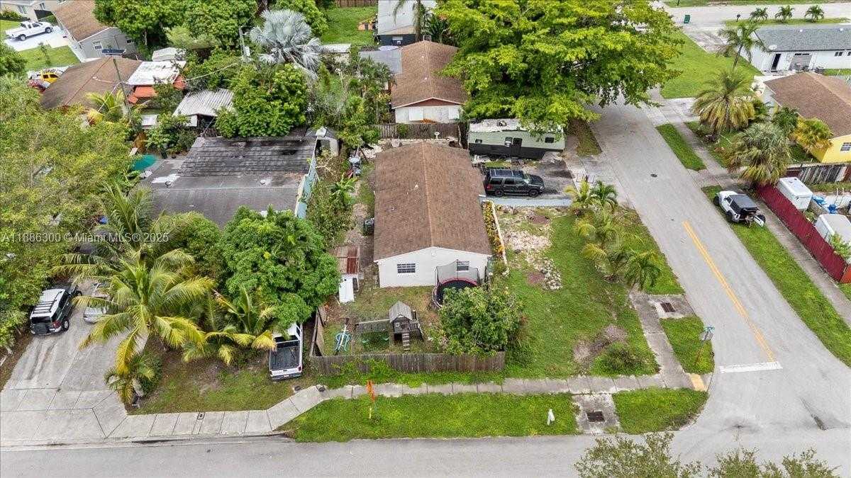 Small Image of 4371 SOUTH WEST 24TH ST, Fort Lauderdale Number 2