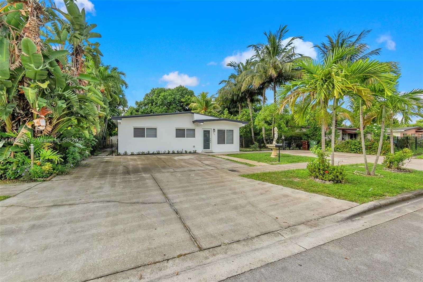 Small Image of 924 WEST 28TH ST, Hialeah Number 2