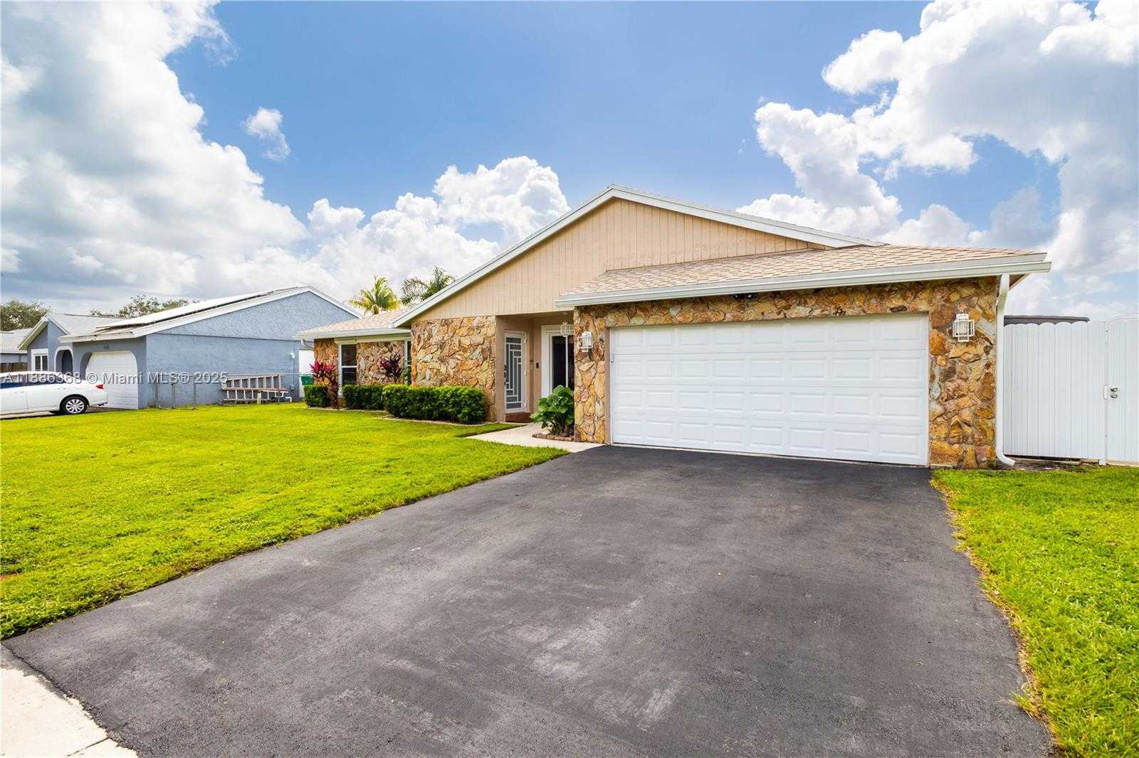 Small Image of 11656 SOUTH WEST 50TH CT, Cooper City Number 2